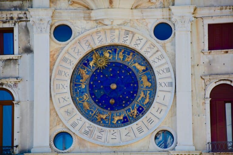 Maison 11 en astrologie : La signification complète