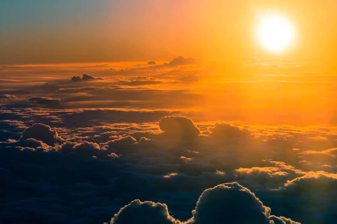 planete soleil au dessus des nuages