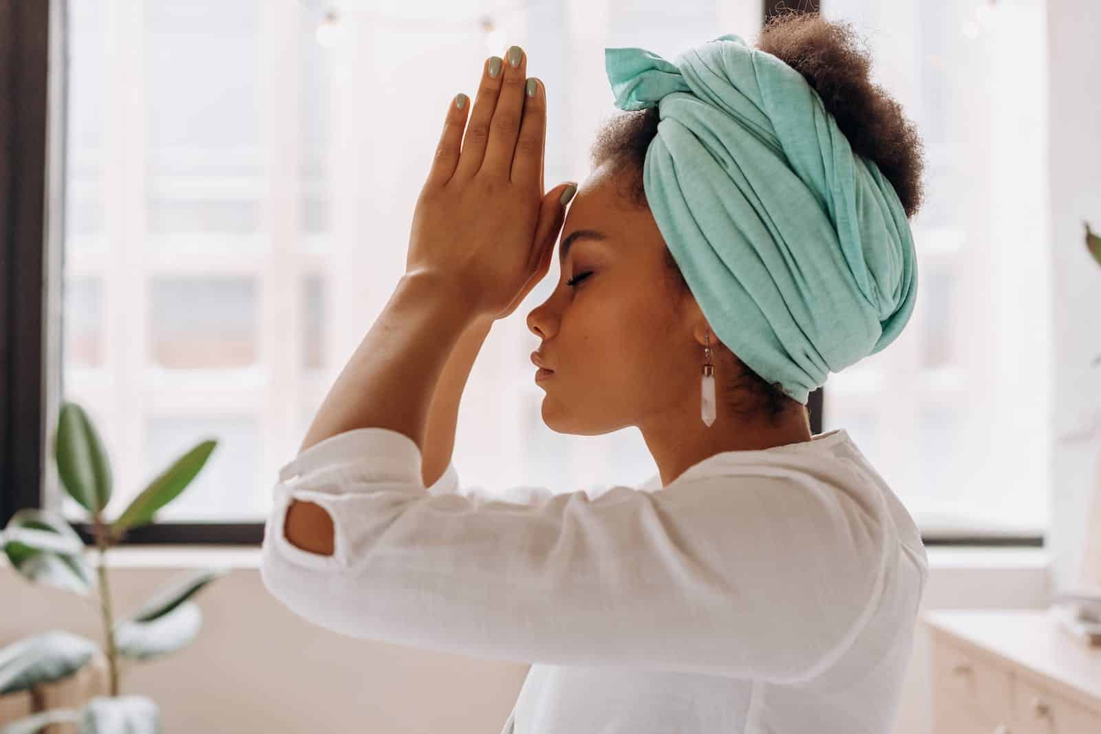 Une femme faisant de la méditation