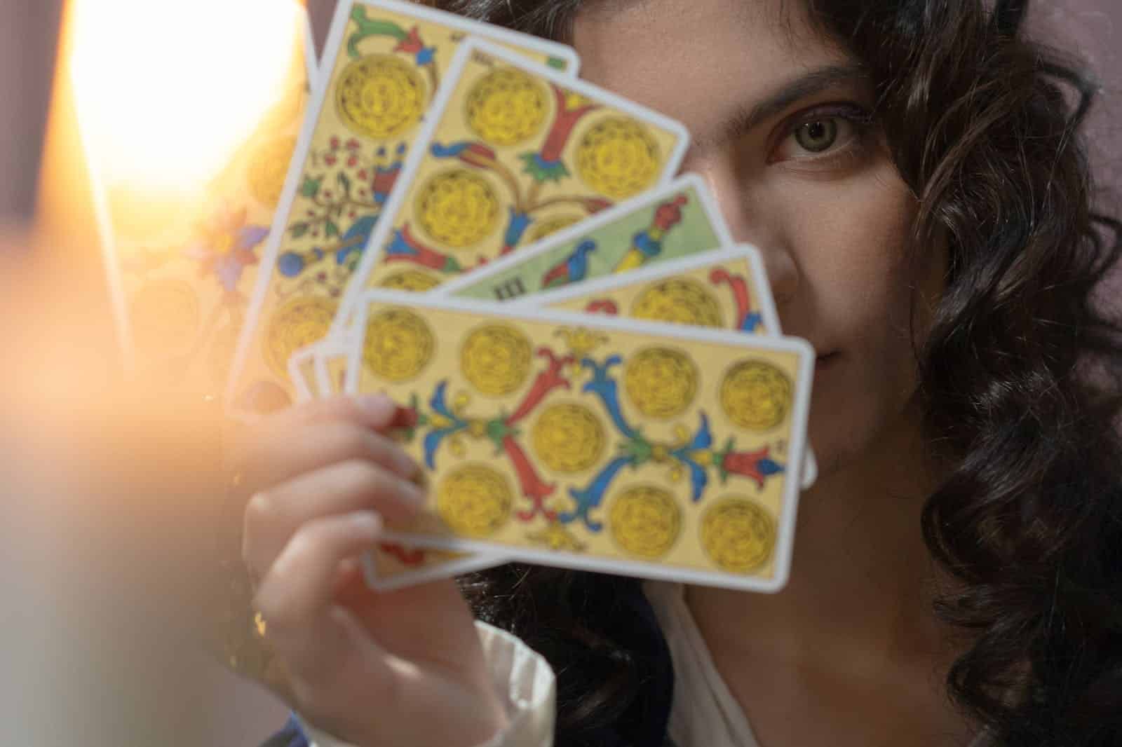 une femme avec des cartes de tarot à la main