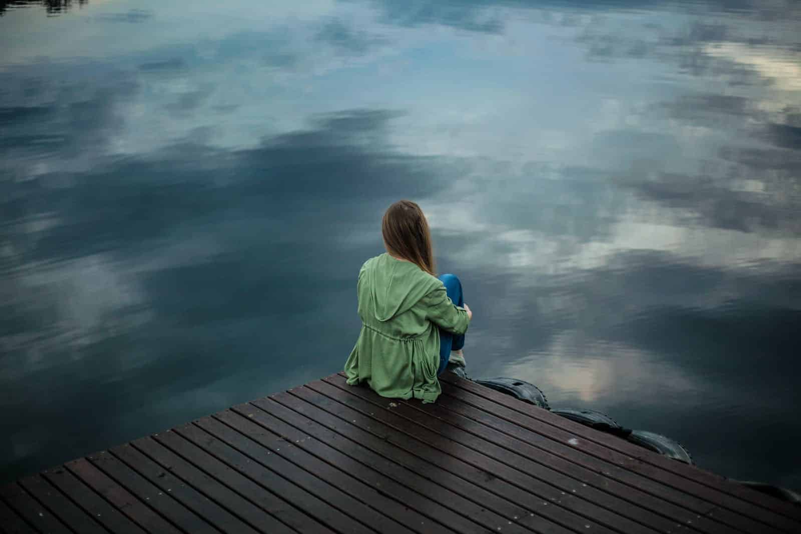 une fille au bord d'un lac