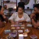 Cartes de tarot et oracles pour la guidance intuitive professionnelle